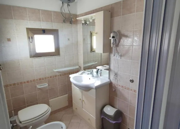 Atena לינה וארוחת בוקר